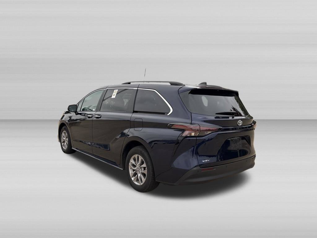Used 2025 Toyota Sienna XLE FWD image 6