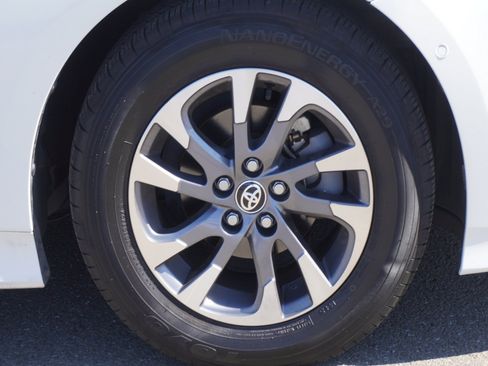 Used 2022 Toyota Prius Limited w/ Premium Convenience Package FWD image 5