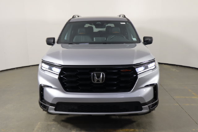 Used 2025 Honda Pilot TrailSport image 2