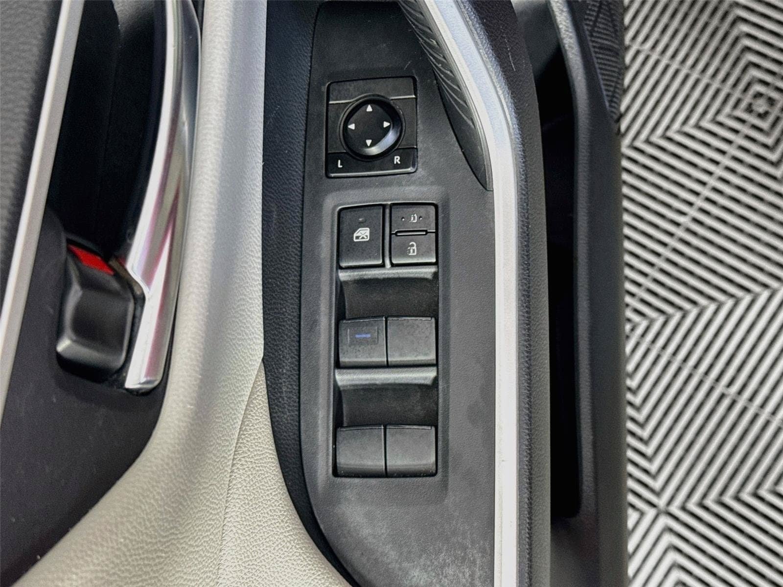 Used 2019 Toyota RAV4 XLE w/ Convenience Package FWD image 19