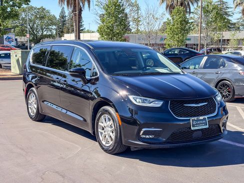 Used 2024 Chrysler Pacifica Touring-L image 5