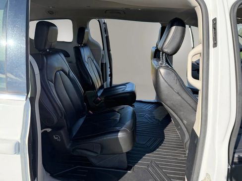 Used 2020 Chrysler Voyager Lxi FWD image 15