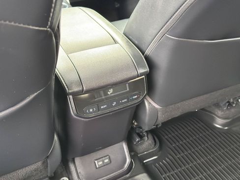 Used 2023 Toyota Highlander XLE FWD image 33