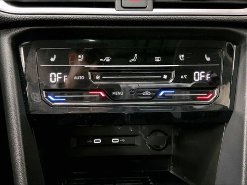 Used 2025 Volkswagen Taos SEL image 35