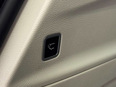 Used 2023 Chrysler Pacifica Touring-L FWD image 14