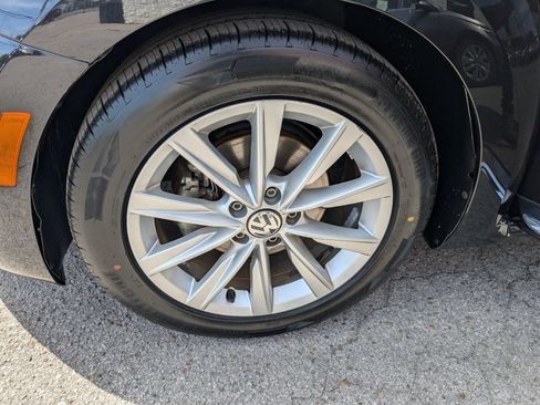 Used 2019 Volkswagen Beetle 2.0T SE FWD image 24
