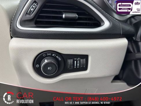 Used 2022 Chrysler Pacifica Touring-L image 50