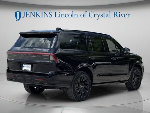 New 2026 Lincoln Navigator Reserve w/ Jet Appearance Package AWD/4WD image 3