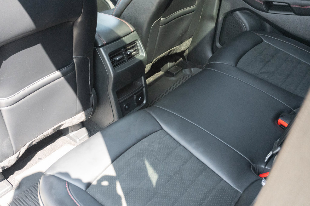 Used 2024 Ford Edge ST-Line w/ Class II Trailer Tow Package AWD/4WD image 21