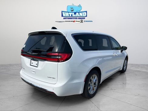 New 2026 Chrysler Pacifica Limited image 5