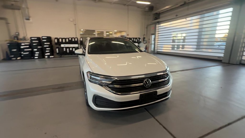 Used 2024 Volkswagen Jetta SE FWD image 9