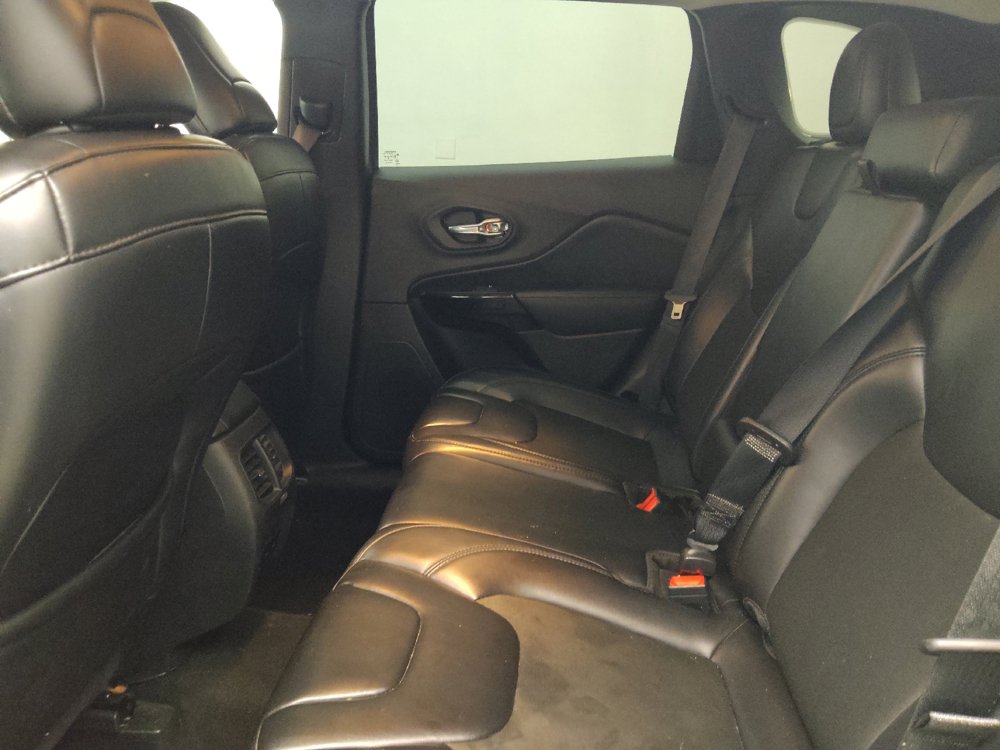 Used 2019 Jeep Cherokee Latitude Plus AWD/4WD image 18