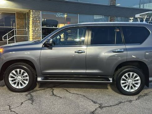 Used 2023 Lexus GX 460 Premium w/ Premium Package image 3