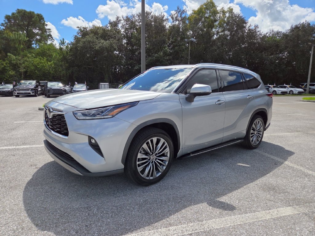Certified 2022 Toyota Highlander Platinum FWD image 3