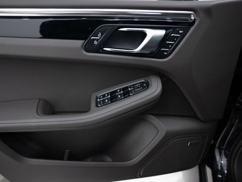 Certified 2025 Porsche Macan image 16