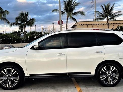Used 2017 Nissan Pathfinder Platinum AWD/4WD image 2