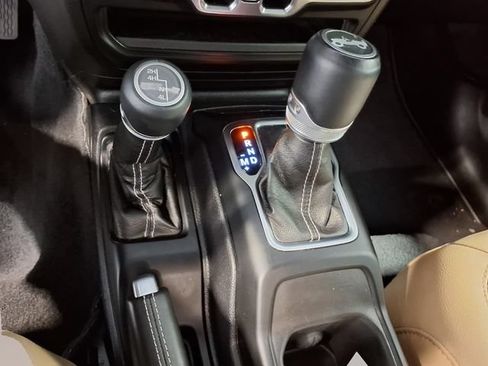 Used 2019 Jeep Wrangler Unlimited Sahara AWD/4WD image 16