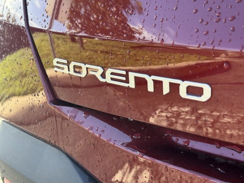 Certified 2025 Kia Sorento LX image 9