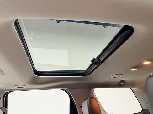 Used 2011 GMC Acadia SLT image 32