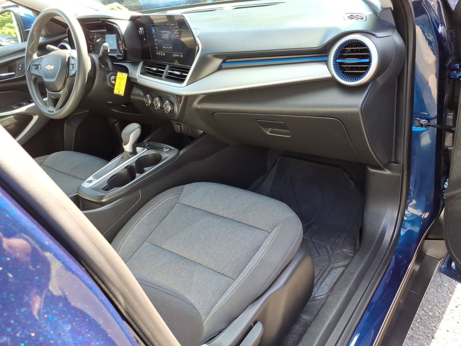 Used 2024 Chevrolet Trax LS w/ LS Convenience Package FWD image 9