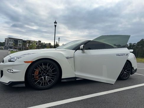 Used 2024 Nissan GT-R Premium w/ Premium Interior Package image 6