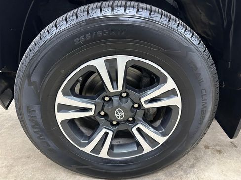 Used 2019 Toyota Tacoma TRD Sport AWD/4WD image 32