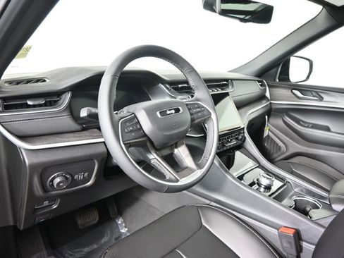 New 2025 Jeep Grand Cherokee L Limited w/ Luxury Tech Group II image 24