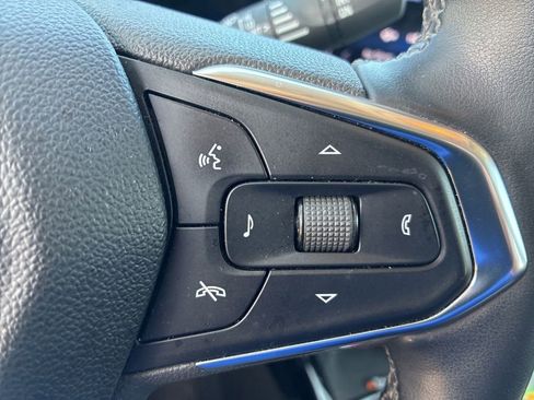 Used 2024 Chevrolet Trax LT w/ Sunroof Package FWD image 8