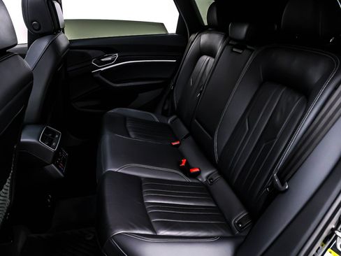 Used 2022 Audi e-tron Premium w/ Convenience Plus Package image 8