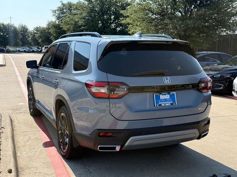 Used 2025 Honda Pilot Touring image 3