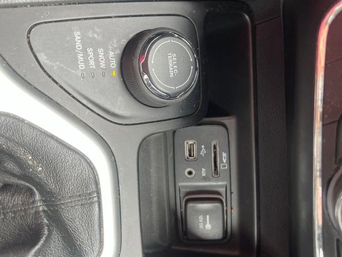 Used 2014 Jeep Cherokee Latitude w/ Comfort/Convenience Group AWD/4WD image 11