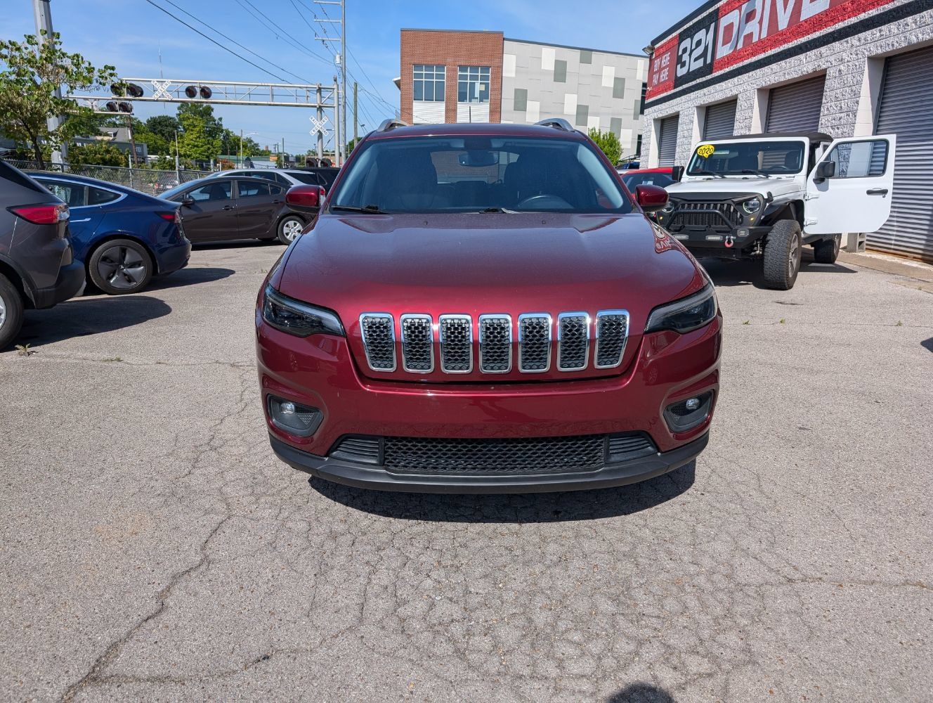 Used 2019 Jeep Cherokee Latitude Plus w/ Comfort/Convenience Group FWD image 4