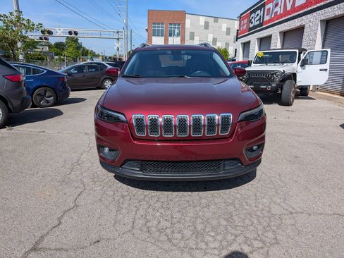Used 2019 Jeep Cherokee Latitude Plus w/ Comfort/Convenience Group FWD image 4