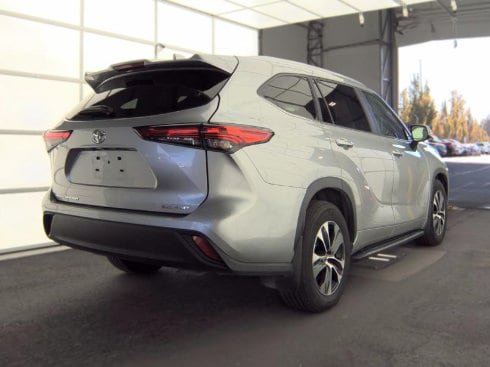 Used 2023 Toyota Highlander XLE AWD/4WD image 3