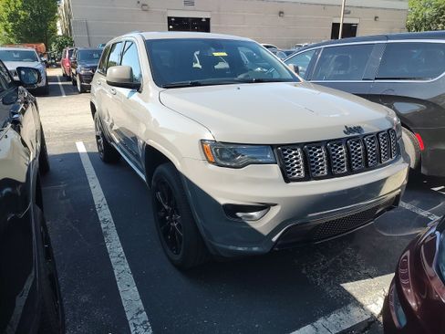 Used 2022 Jeep Grand Cherokee Laredo X AWD/4WD image 1
