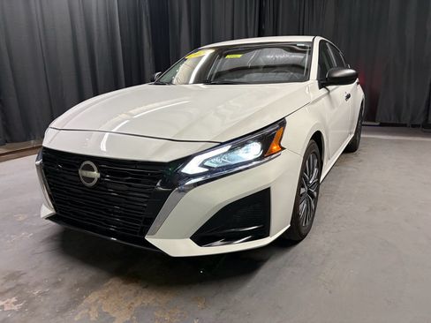 Used 2025 Nissan Altima 2.5 SV FWD image 1