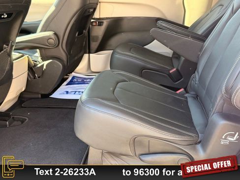 Used 2022 Chrysler Pacifica Touring-L image 14