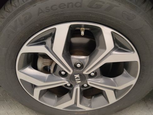 Used 2018 Kia Sorento FWD V6 image 31