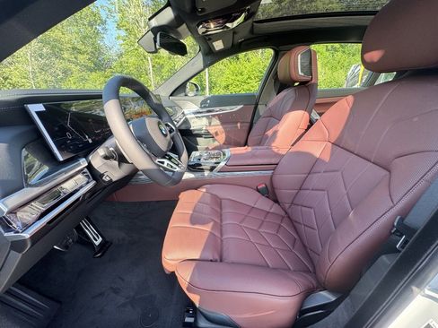 Used 2025 BMW 760i xDrive w/ Luxury Rear Seating Package image 14