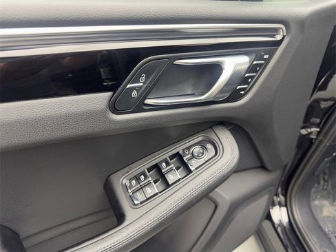 Used 2023 Porsche Macan image 31