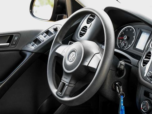 Used 2017 Volkswagen Tiguan S image 15