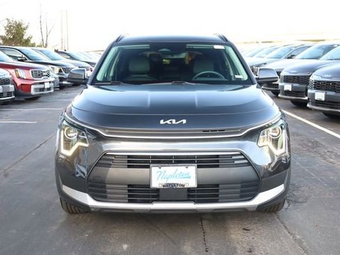 Used 2023 Kia Niro EX image 3