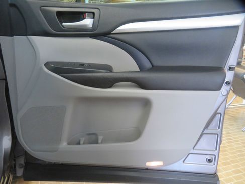 Used 2016 Toyota Highlander XLE FWD image 29
