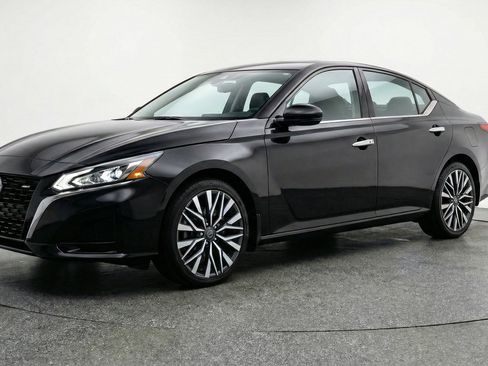 Used 2025 Nissan Altima 2.5 SV image 3