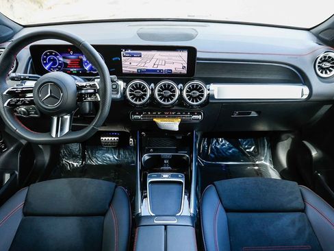 Used 2024 Mercedes-Benz EQB 300 4MATIC image 10