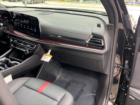 Used 2025 Chevrolet Traverse RS w/ LPO, Floor Liner Package FWD image 18