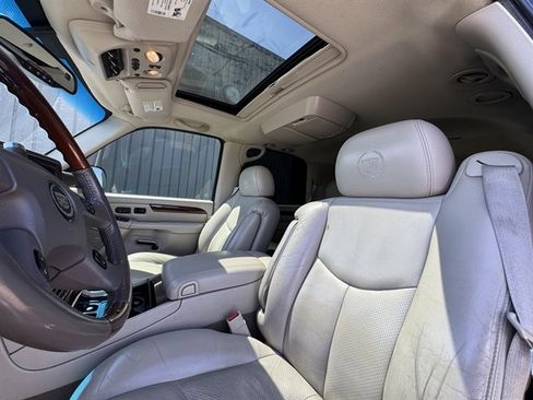 Used 2005 Cadillac Escalade AWD image 10