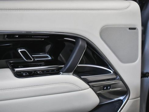 Used 2025 Land Rover Range Rover SE image 16