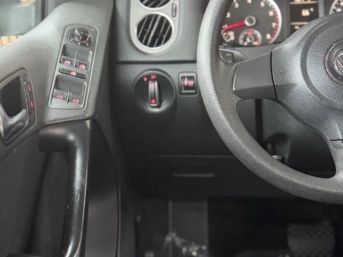 Used 2011 Volkswagen Tiguan SE FWD image 12