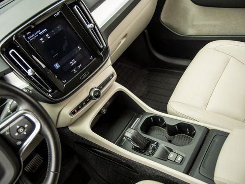 Used 2021 Volvo XC40 T5 Momentum w/ Protection Package Premier image 26